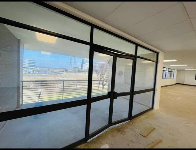 3,949M² OFFICE TO LET IN VORNA VALLEY